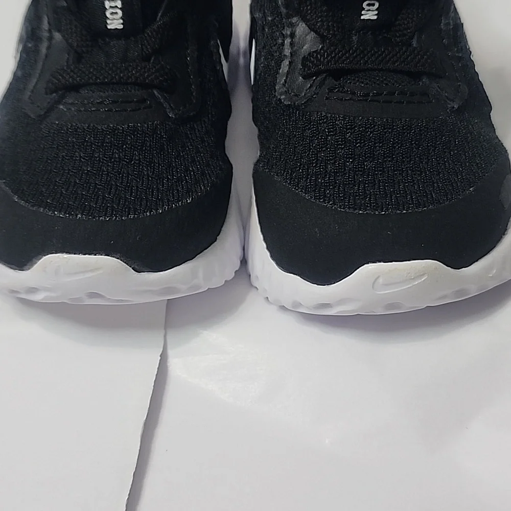 NIKE “REVOLUTION” BLACK BOYS TENNIS SHOES SZ 4C